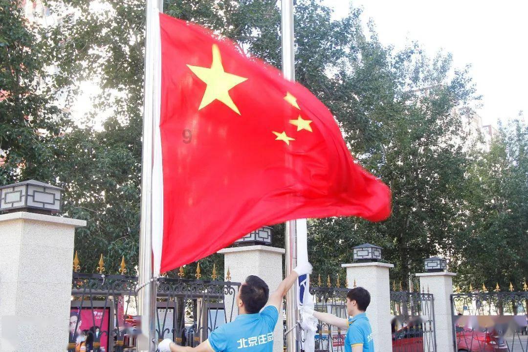 南京西路商圈节日氛围渐浓 一起逛市中心的年宵花市吧!